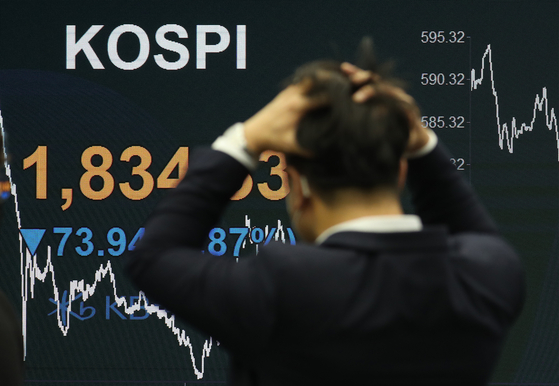 2020년 3월 12일 코로나19 팬데믹 충격에 코스피가 장중 5% 이상 폭락했다. 이날 코스피는 1834.33에 거래를 마쳤다. 연합뉴스