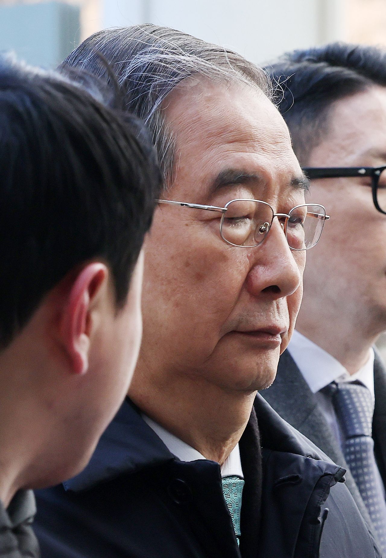 한덕수 전 국무총리가 21일 오후 서울중앙지법에서 열린 내란 우두머리 방조 등 혐의 사건 1심 선고공판에 출석하고 있다. 재판부는 한 전 총리에게 징역 23년을 선고하고 법정구속했다. [뉴스1]