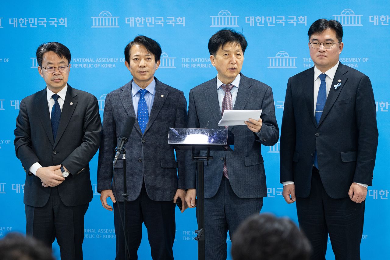 오기형 더불어민주당 코스피 5000 특별위원장(오른쪽 두 번째)이 22일 서울 여의도 국회 소통관에서 코스피 5000 돌파 청와대 초청 오찬을 마친 후 브리핑을 하고 있다. 왼쪽부터 박홍배, 이강일, 오기형, 정준호 의원. 뉴스1