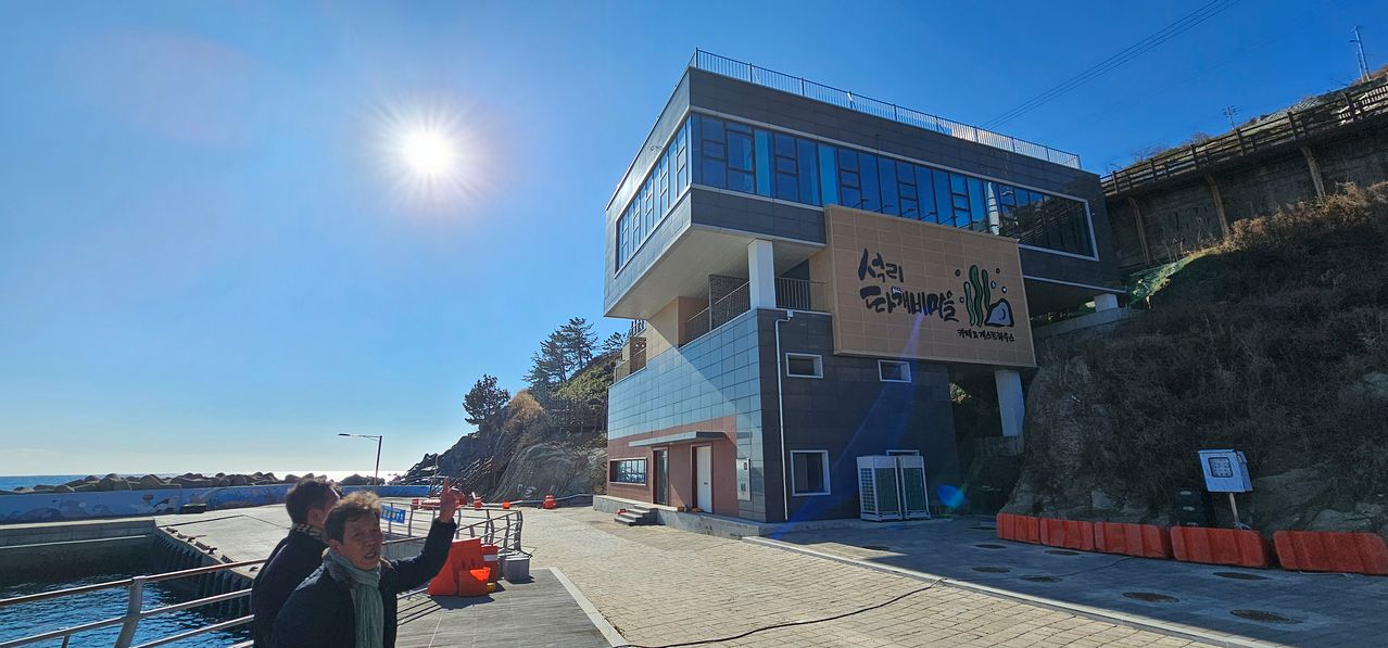 영덕 따개비마을의 포구 게스트하우스 겸 카페. 다 지어놓고도 영남 산불로 단 한번도 운영하지 못했다. 최준호 기자