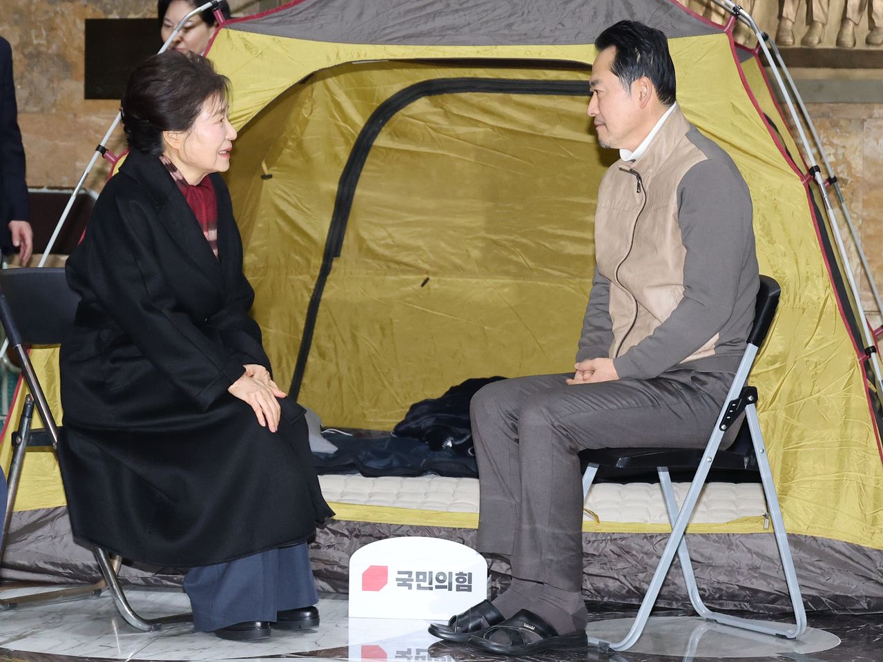 박근혜 전 대통령이 22일 국회 로텐더홀 단식 농성장에서 통일교·공천헌금 '쌍특검' 수용을 요구하며 단식 중인 국민의힘 장동혁 대표를 방문해 대화하고 있다. 연합뉴스