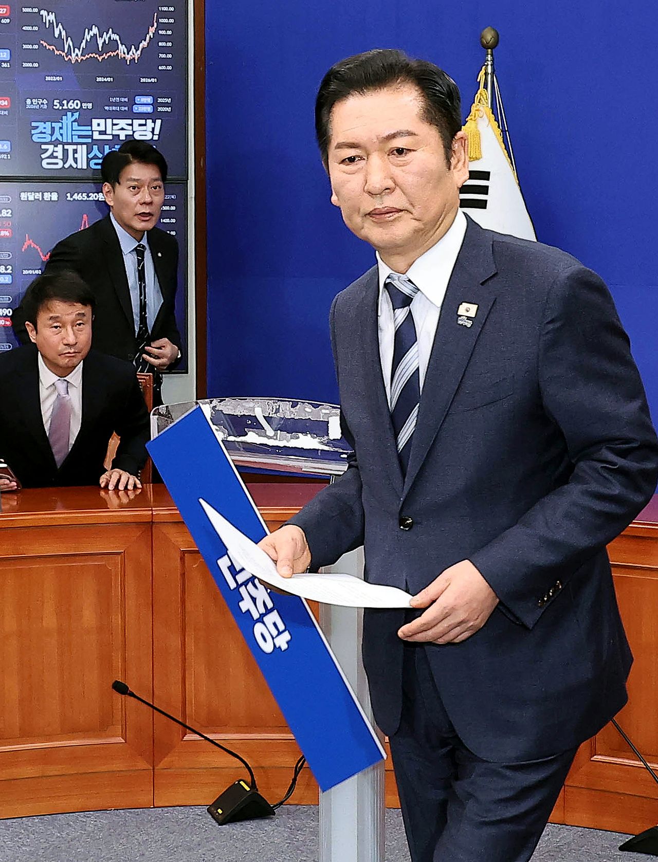 정청래 더불어민주당 대표가 22일 국회에서 조국혁신당에 합당을 제안하는 긴급 기자회견을 마친 뒤 이동하고 있다. 임현동 기자