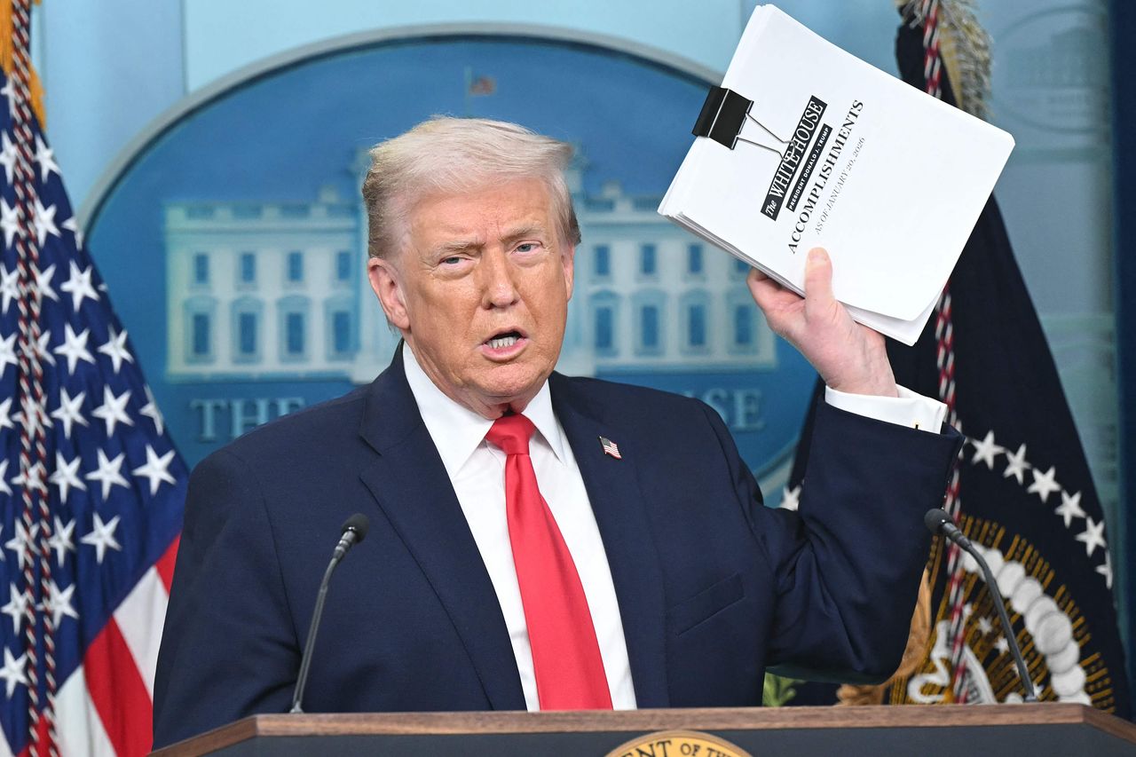 도널드 트럼프 미국 대통령이 취임 1주년인 20일(현지시간) 백악관 브리핑룸에서 ‘업적’이라고 적힌 종이 뭉치를 들고 1년간의 정책 성과를 소개하고 있다. 주요 사례로 한국·일본의 대미 투자를 제시하며 1300여㎞의 가스관을 신설하는 알래스카 천연가스 프로젝트도 언급했다. [AFP=연합뉴스]