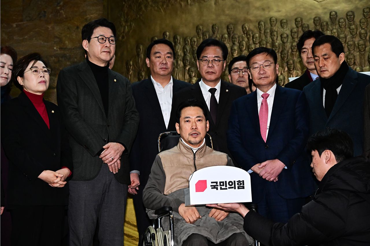 8일째 단식을 이어오던 장동혁 국민의힘 대표가 22일 오전 서울 여의도 국회 로텐더홀에서 단식을 중단한 뒤 발언을 하고 있다. 임현동 기자