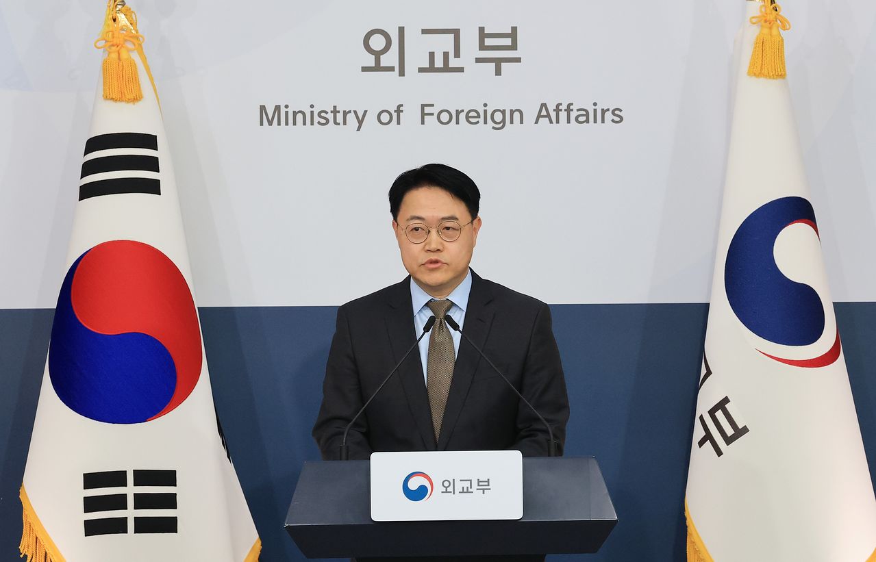 이문배 외교부 부대변인이 13일 서울 종로구 정부서울청사에서 정례 브리핑을 하고 있다. 뉴스1