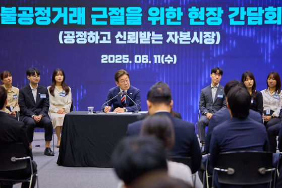 이재명 대통령이 취임 1주일 뒤인 지난해 6월 11일 서울 영등포구 한국거래소에서 열린 주식시장 불공정거래 근절을 위한 현장 간담회에 참석한 모습. 당시 이 대통령은 “시장의 불공정성·불투명성을 해소하거나 최소한 완화하는 게 제일 중요한 과제”라고 강조했다. 뉴스1