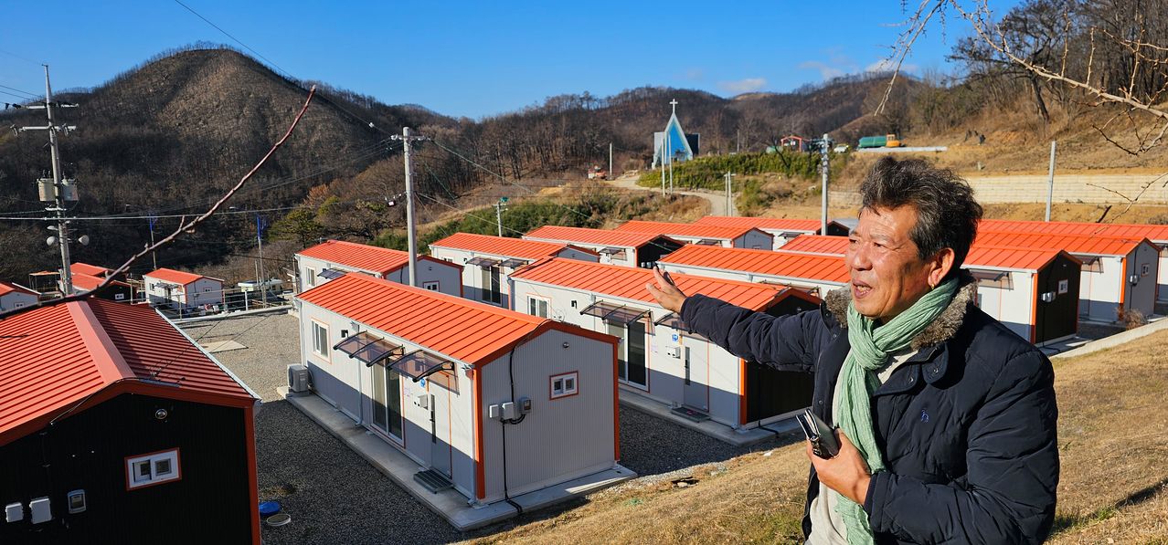 박근혜 정부 당시 신규 원전(천지) 부지로 예정됐던 경북 영덕군 석리(따개비마을). 지난해 영남산불로 마을이 온통 화마에 휩싸인 뒤 주민들이 임시조립주택에거주하고 있다. 지난 12일 마을 이장 이미상씨가 중앙일보에 따개비마을의 현황을 설명하고 있다. 최준호 기자