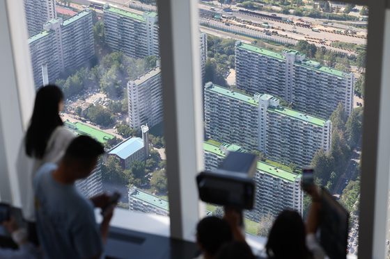 지난해 7월 27일 서울 송파구 잠실주공5단지의 모습. 전방위 규제에도 최근 신고가 거래가 나왔다. 연합뉴스