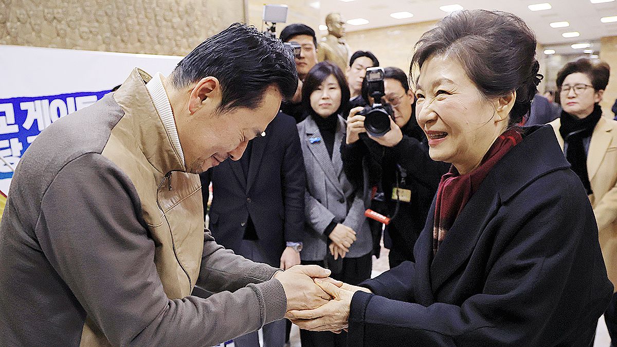  통일교·공천헌금 '쌍특검' 수용을 요구하며 8일째 단식 농성 중인 국민의힘 장동혁 대표가 22일 국회 로텐더홀 단식 농성장을 찾은 박근혜 전 대통령과 악수하고 있다. 임현동 기자