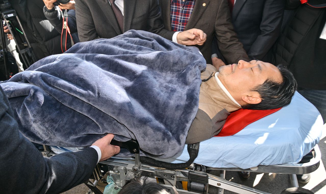 22일 국회 본관 앞에서 단식 8일차인 장동혁 국민의힘 대표가 병원으로 이송되고 있다. 임현동 기자