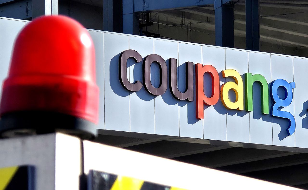 대규모 개인정보 유출 사태를 일으킨 쿠팡에 대한 조사가 장기화 되고 있는 가운데 지난 21일 오후 대전의 한 쿠팡 물류센터 주변이 긴장감이 돌고 있다. 김성태 객원기자