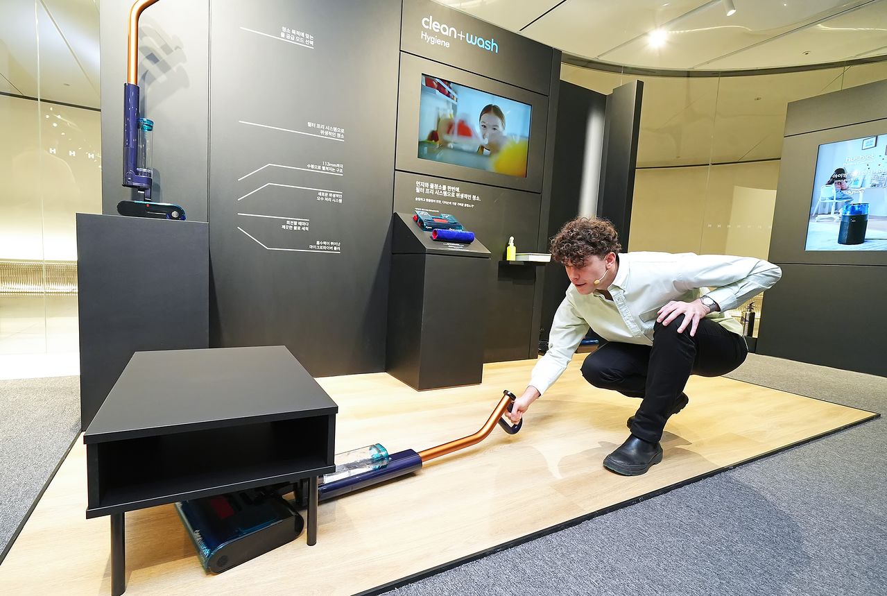 22일 서울 영등포구 더현대 서울에서 열린 다이슨 미디어 행사에서 네이슨 로슨 맥클린 시니어 디자인 매니저가 물청소기 ‘클린앤워시 하이진’을 소개하고 있다. 사진 다이슨