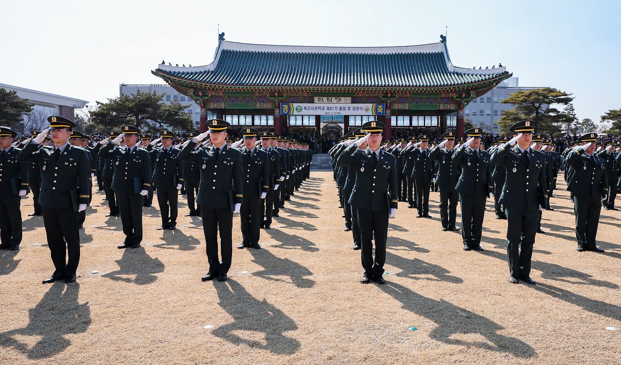 지난해 2월 27일 서울 노원구 육군사관학교에서 열린 제81기 졸업 및 임관식에서 임관 장교들이 거수경례를 하고 있다. 뉴스1