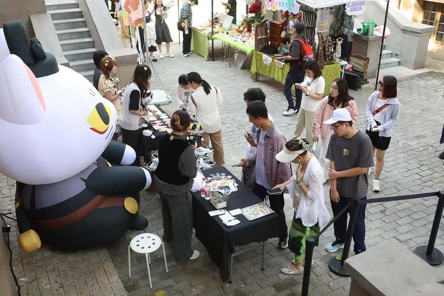 2025년 국경절 연휴 기간 하오촨(好傳)애니메이션이 우다다오(五大道) 문화관광구에서 개최한 '먀오위(喵遇)' 플래시몹 행사. (취재원 제공)