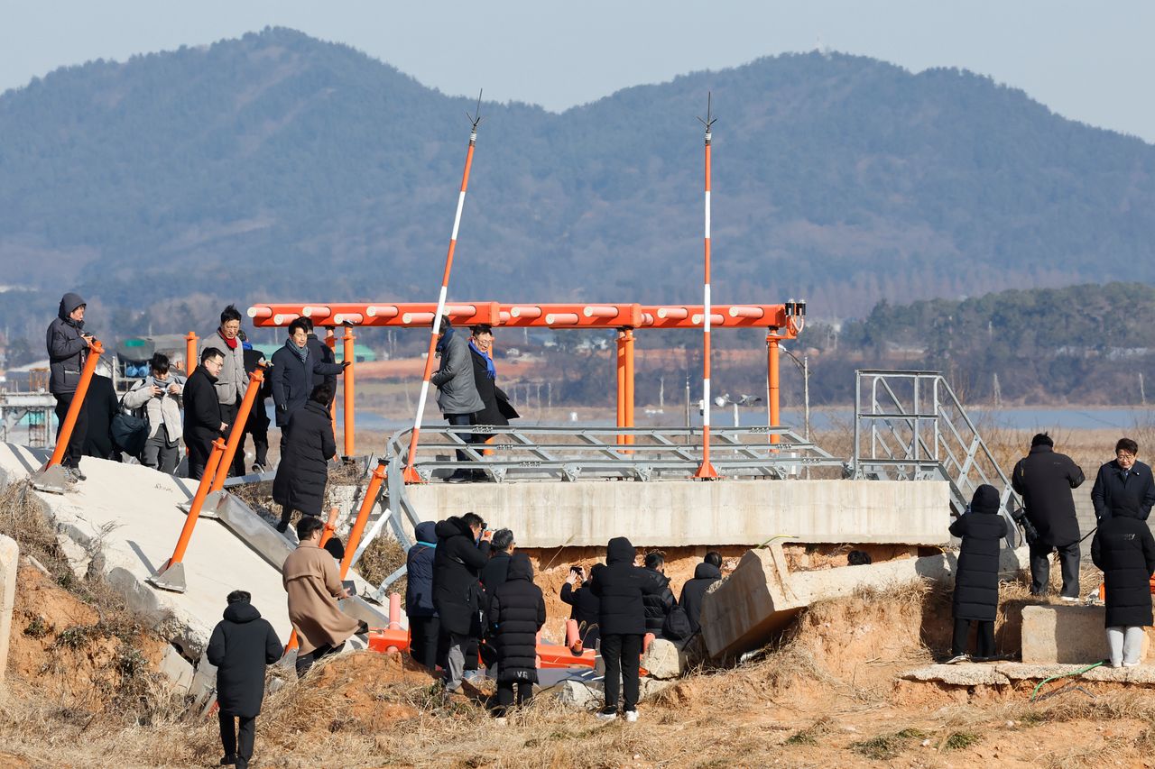 12·29 여객기 참사 진상규명을 위한 국정조사 특별위원회(위원장 이양수) 현장조사단이 지난 20일 전남 무안공항 사고현장을 방문해 유가족 등과 함께 현장조사를 하고 있다. 뉴스1