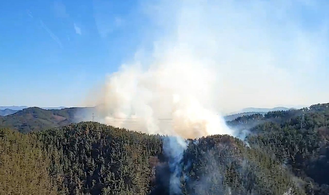 22일 오후 경남 진주시 집현면에서 창고로 쓰는 한 농막에서 난 불이 인근 야산으로 번져 산림당국이 진화 중이다. 사진 산림청
