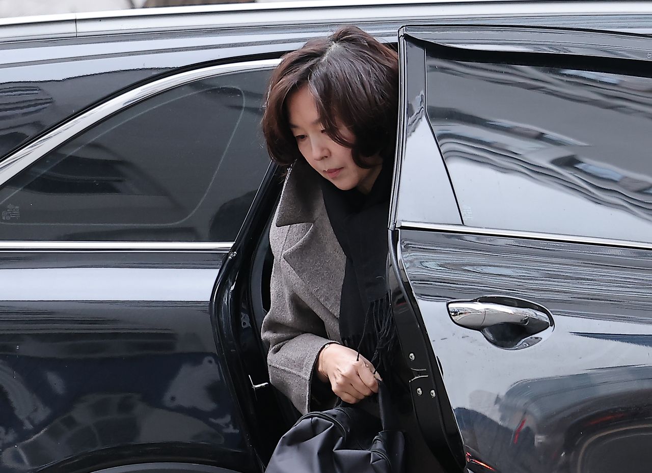 김경 서울시의원이 지난 18일 오전 서울 마포구 서울경찰청 광역수사단 공공범죄수사대에서 피의자 신분으로 경찰 조사를 받기 위해 출석하고 있다. 뉴스1