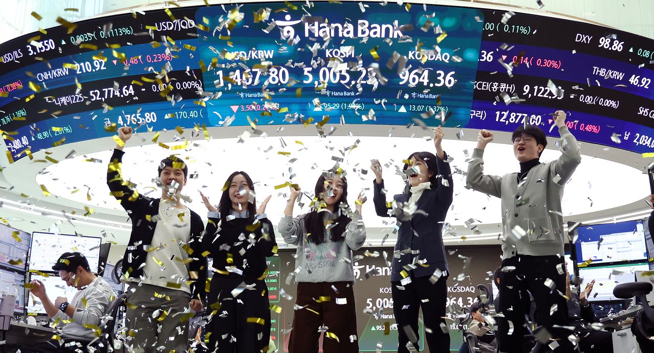 22일 오전 서울 중구 하나은행 본점 딜링룸. 코스피가 장중 5000포인트를 넘으며 개장하자 직원들이 환호하고 있다. 뉴스1