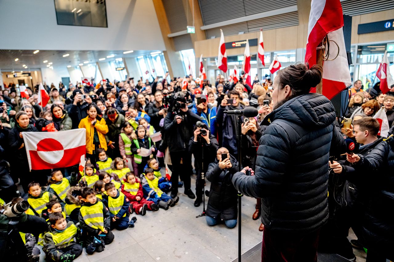 비비안 모츠펠트 그린란드 외무장관이 20일(현지시간) 누크 공항에서 취재진과 시민들에게 미국 워싱턴DC 백악관에서 미국 측과 진행한 회동 결과에 대해 설명하고 있다. EPA=연합뉴스