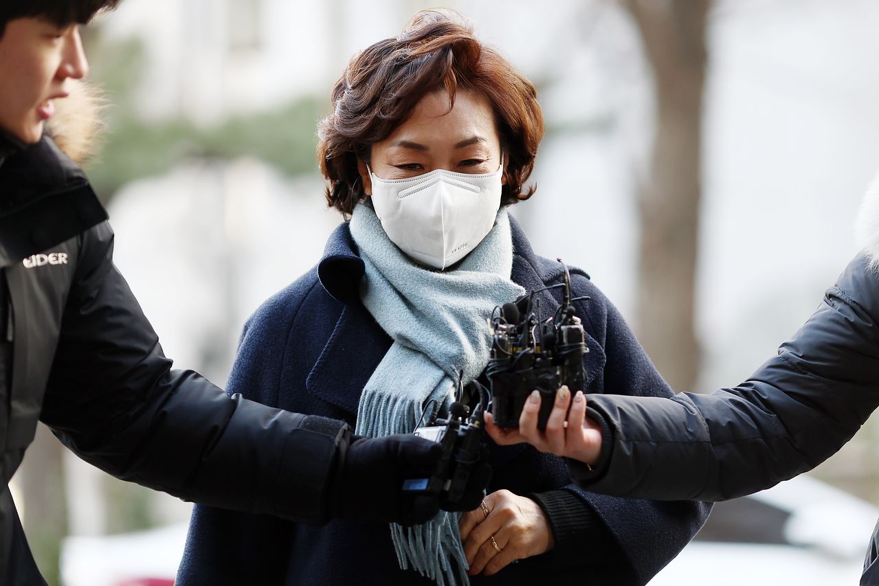 법인카드 유용 의혹을 받는 무소속 김병기 의원의 배우자 이모씨가 22일 조사를 받기 위해 서울 마포구 서울경찰청 공공범죄수사대로 출석하고 있다. 연합뉴스