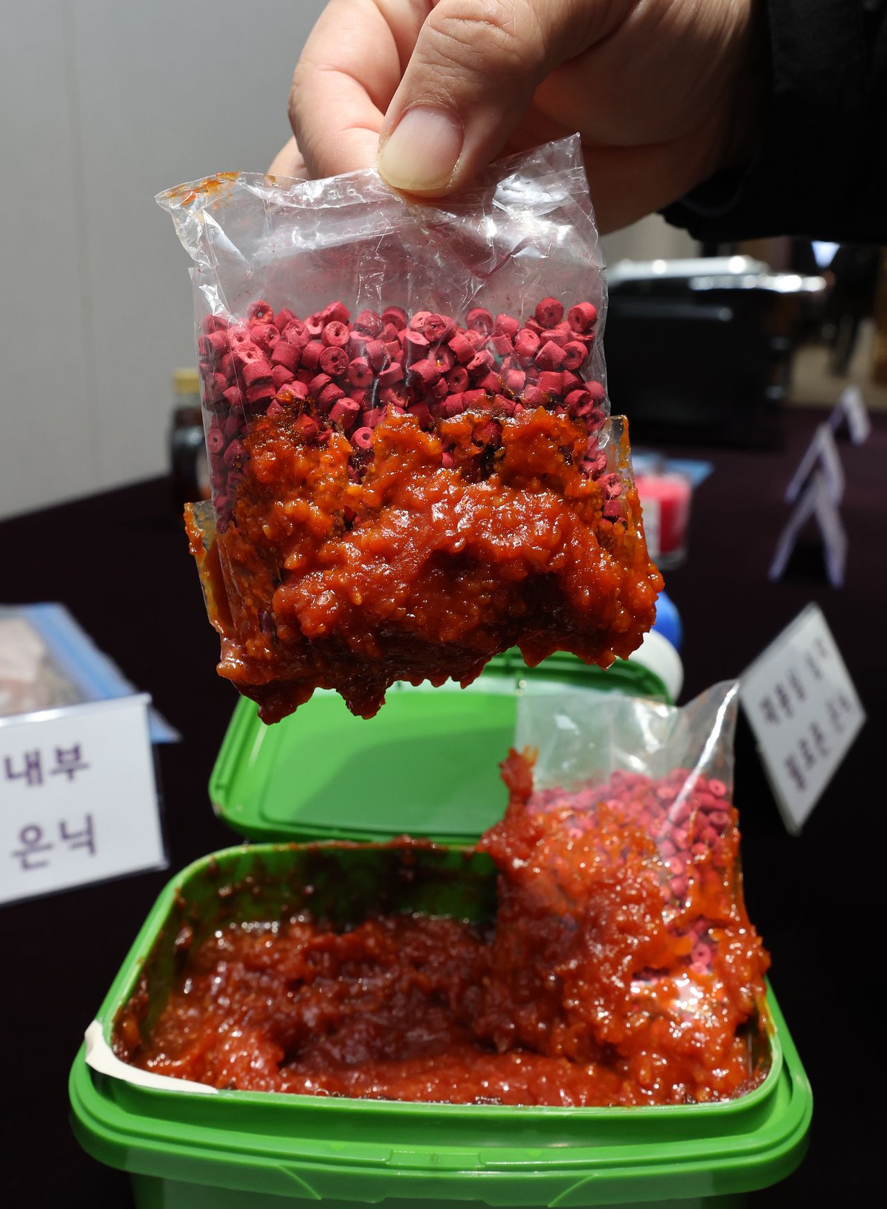 21일 서울세관에서 관세청 관계자가 아동용 백팩·보드마카·쌈장(위에서부터) 등에 마약을 은닉한 단속품을 공개하고 있다. 이날 출범한 관세청 마약척결 대응본부는 전국 세관의 단속 조직이 참여하는 컨트롤타워로, 마약 적발 동향을 공유하고 추진 성과를 점검할 예정이다. [연합뉴스]