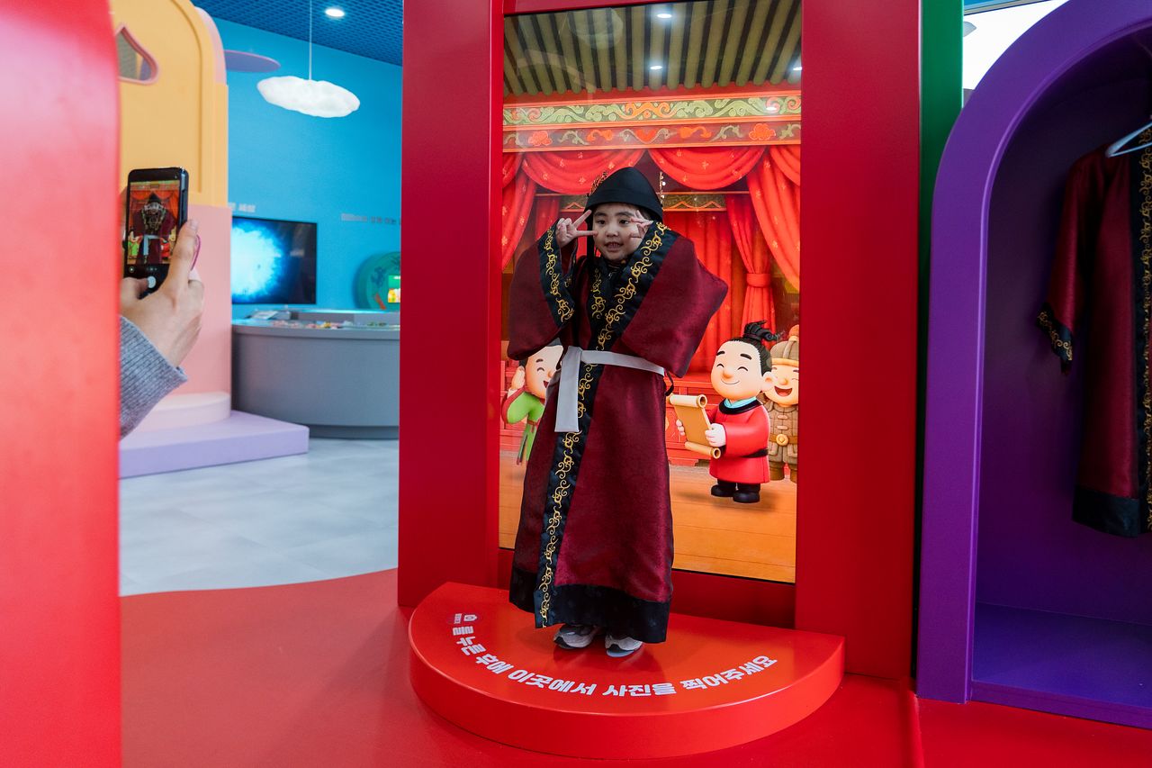공주국립박물관 어린이 체험실. 무료로 무령왕 의상을 입고 즉석 사진을 담을 수 있다. 백종현 기자