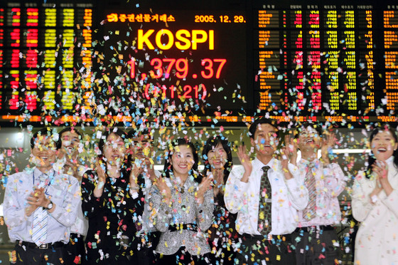 2005년 12월 29일 코스피 지수가 1379.37으로 2005년 증시가 사상 최고치로 장을 마친 가운데 증권선물거래소 직원들이 색종이를 뿌리며 2005년 증시 폐장을 축하하고 있다. 중앙포토