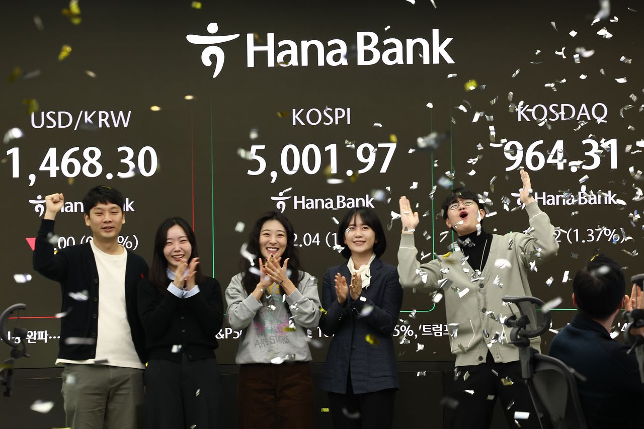 22일 오전 서울 중구 하나은행 본점 딜링룸 현황판에 코스피 지수가 장중 5000p를 넘으며 개장하고 있다. 뉴스1