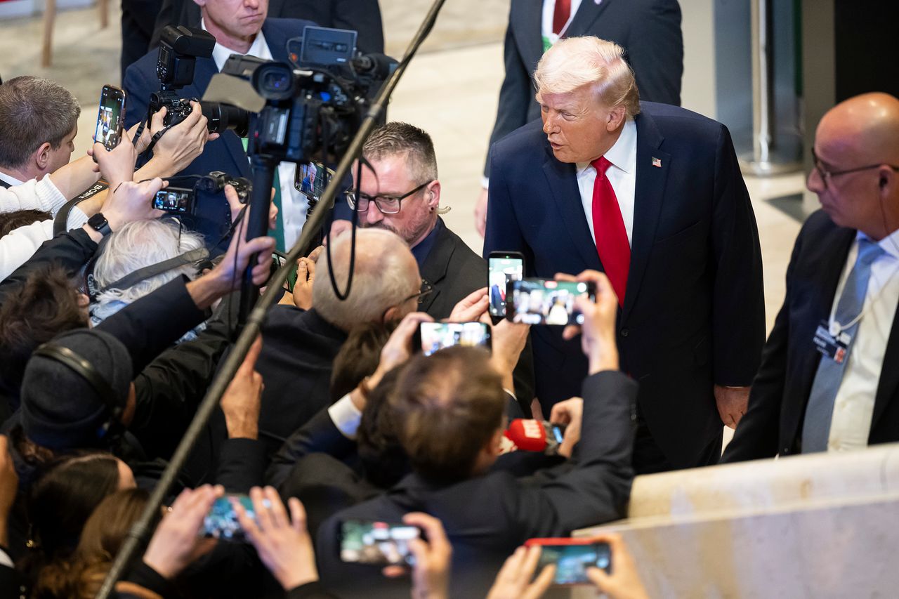 도널드 트럼프 미국 대통령이 21일 스위스 다보스에서 열린 제56회 세계경제포럼(WEF) 연차총회 본회의장에서 연설을 마친 후 기자들과 대화하고 있다.EPA=연합뉴스