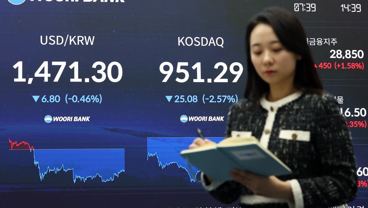  21일 오후 서울 중구 우리은행 본점 딜링룸 전광판에 코스닥 지수가 표시되어 있다. 뉴스1