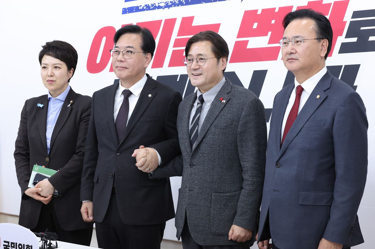 홍익표 청와대 신임 정무수석이 22일 서울 여의도 국회에서 송언석 국민의힘 원내대표를 예방하고 있다. 뉴스1