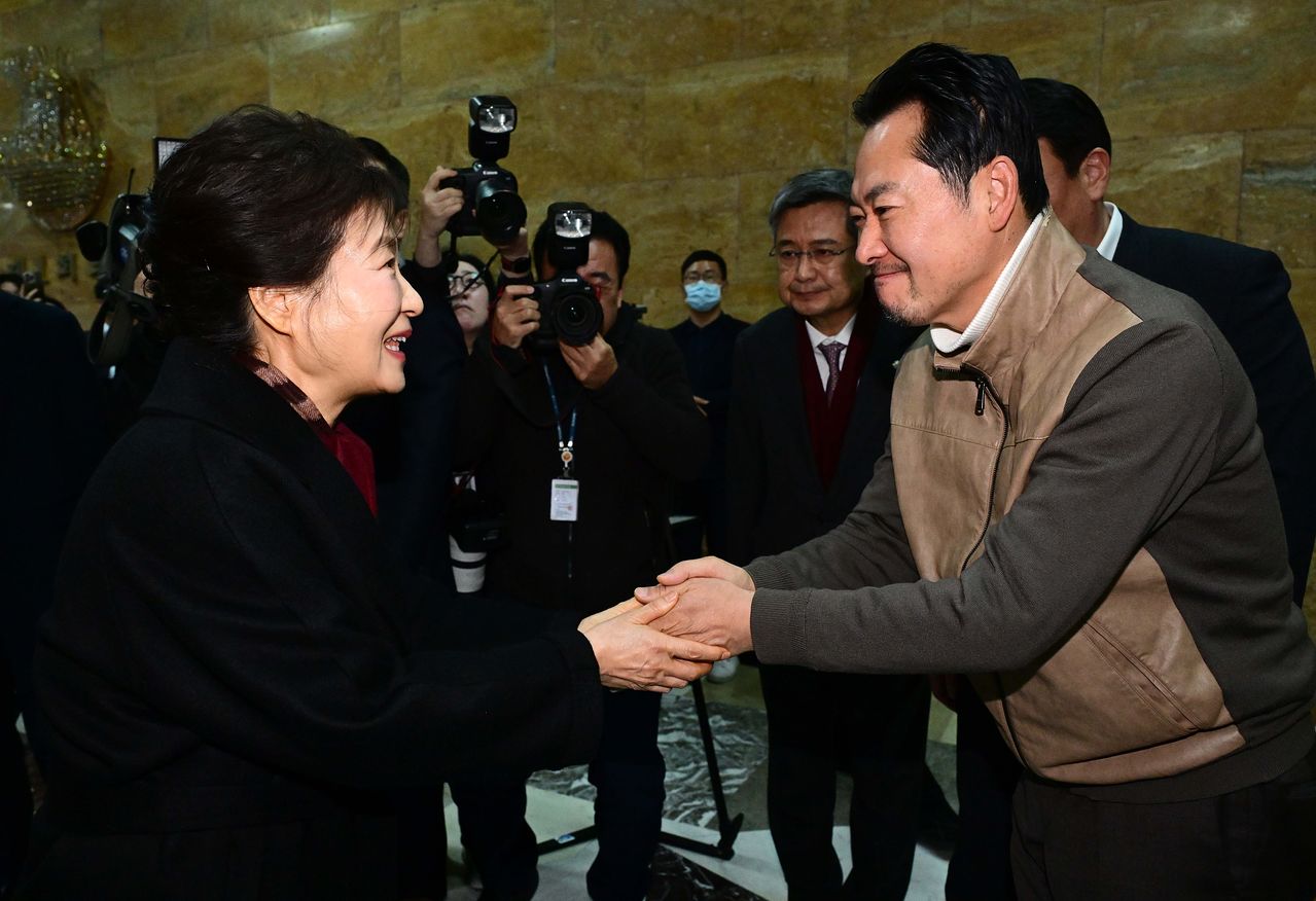 박근혜 전 대통령이 22일 국회 로텐더홀 단식 농성장에서 통일교·공천헌금 '쌍특검' 수용을 요구하며 여드레째 단식 중인 국민의힘 장동혁 대표를 방문해 인사하고 있다. 연합뉴스