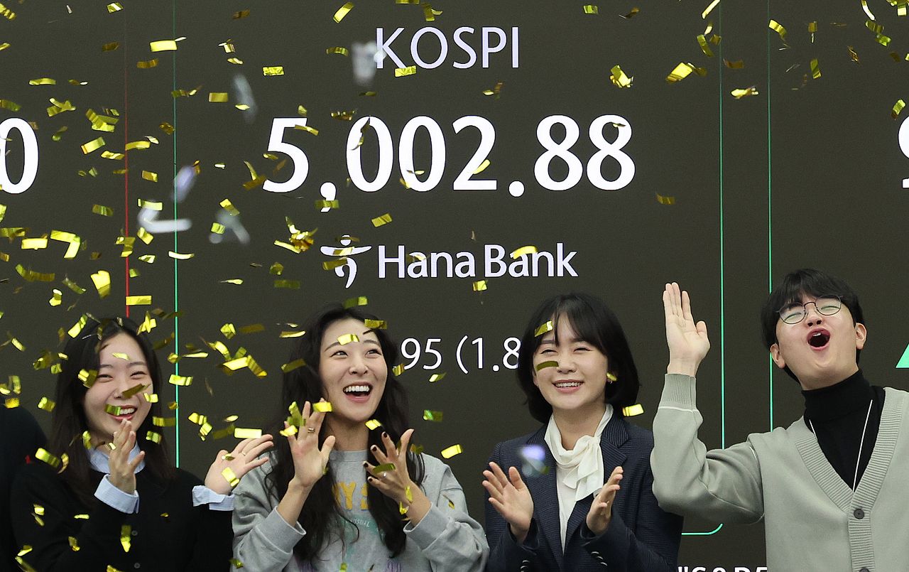 22일 오전 서울 중구 하나은행 본점 딜링룸 현황판에 코스피 지수가 장중 5000p를 넘으며 개장하고 있다. 뉴스1 