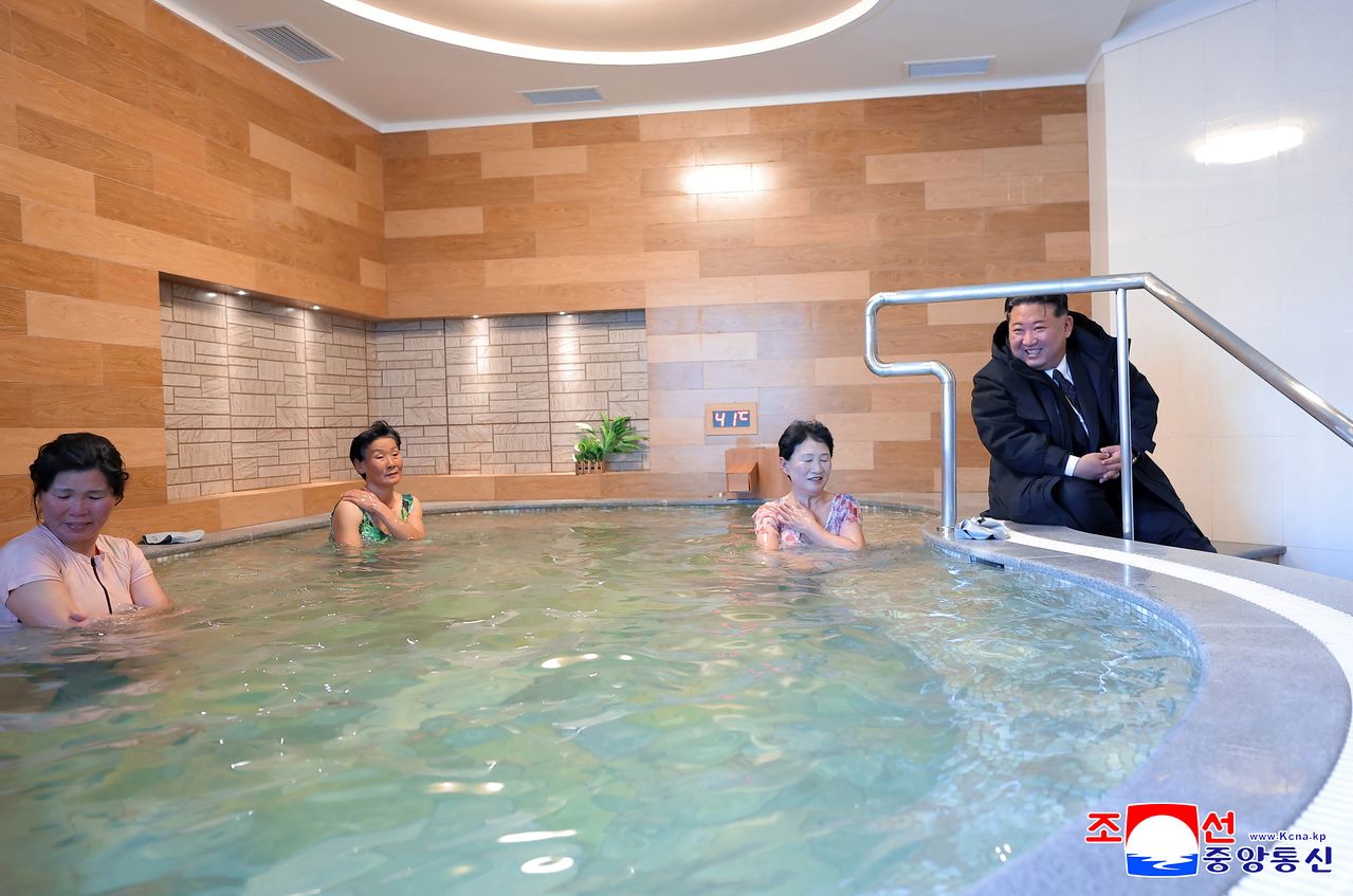 김정은 북한 국무위원장이 지난 20일 과거 운영 실태를 신랄하게 질타했던 함경북도 경성군 온포근로자휴양소 준공식에 참석해 리모델링 성과를 칭찬했다고 조선중앙통신이 21일 보도했다. 조선중앙통신=연합뉴스