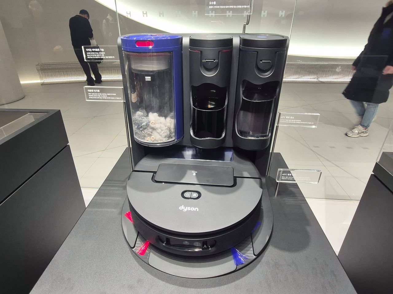 다이슨이 22일 오전 서울 여의도 더현대서울에서 자사 브랜드 최초로 AI 로봇청소기 '스팟앤스크럽 Ai'를 공개했다. 이우림 기자