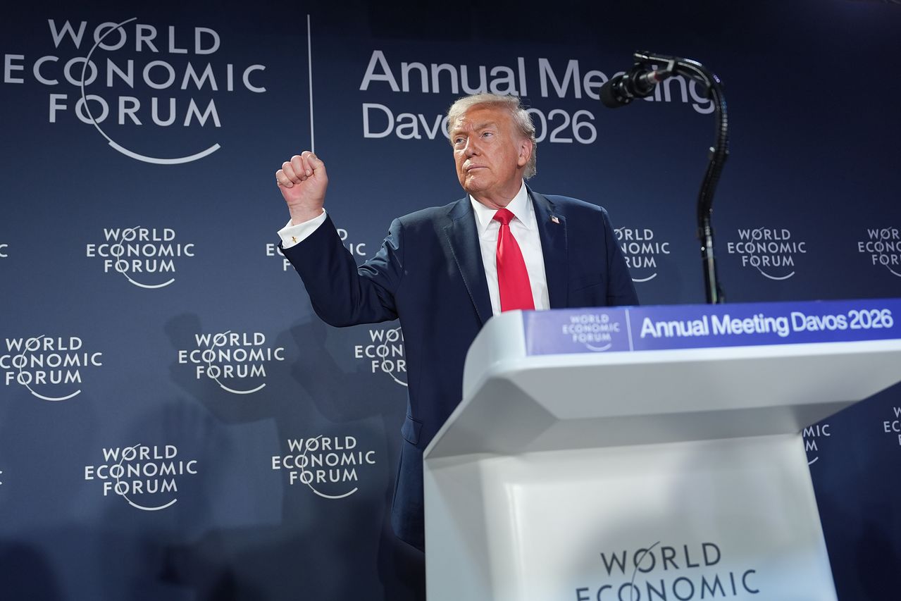 도널드 트럼프 대통령이 21일(현지시간) 스위스 다보스에서 열린 세계경제포럼 연차총회 글로벌 비즈니스 리더 회의에서 연설하고 있다. AP=연합뉴스
