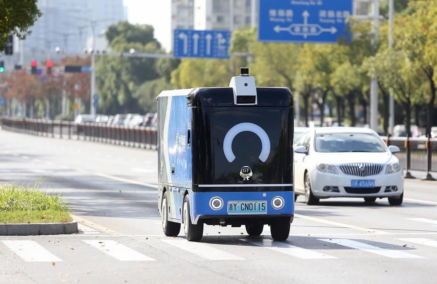 2025년 11월 11일 택배를 싣고 장쑤(江蘇)성 양저우(揚州)시 도로를 달리는 자율주행 택배차. 신화통신