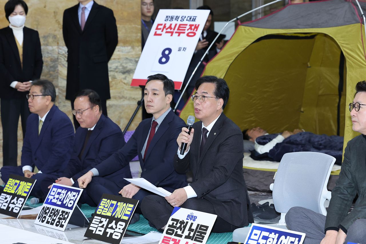 송언석 국민의힘 원내대표(가운데)가 22일 오전 국회에서 열린 최고위원회의에서 발언하고 있다. 오른쪽 둘째는 단식 농성 중인 장동혁 대표. 임현동 기자