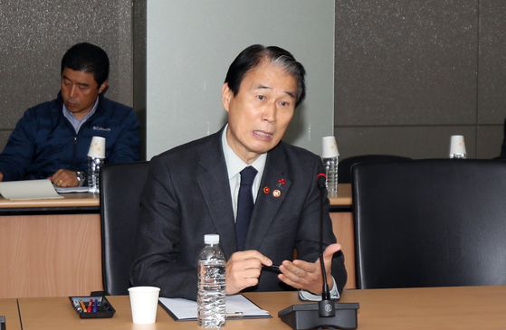 지난해 12월 10일 오후 권오을 국가보훈부 장관이 제주4·3평화공원에서 4·3유족회와 만나 박진경 대령 국가유공자 논란에 송구스럽다는 입장을 밝히고 있다. 앞서 국가보훈부는 4·3학살을 주도한 박진경 대령을 국가유공자로 등록해 논란이 되자 사과했다. 뉴스1