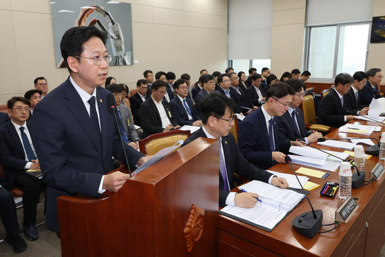 배경훈 부총리 겸 과학기술정보통신부 장관이 지난해 11월 서울 여의도 국회에서 열린 과학기술정보방송통신위원회 전체회의에서 인공지능 발전과 신뢰 기반 조성 등에 관한 기본법 개정안 등 법안 통과 후 발언하고 있다. 연합뉴스