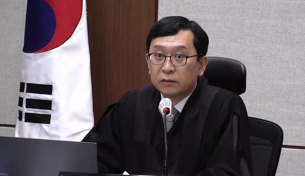 21일 서울중앙지법에서 열린 한덕수 전 국무총리의 내란 중요임무 종사 혐의 1심 선고 공판에서 이진관 부장판사가 발언하고 있다. 연합뉴스