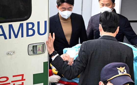 이재명 대통령은 더불어민주당 대표였던 2024년 1월 2일 부산 가덕도 방문 도중 습격범 김모씨가 휘두른 흉기에 왼쪽 목을 찔려 수술 및 입원 치료를 받았다. 김경록 기자