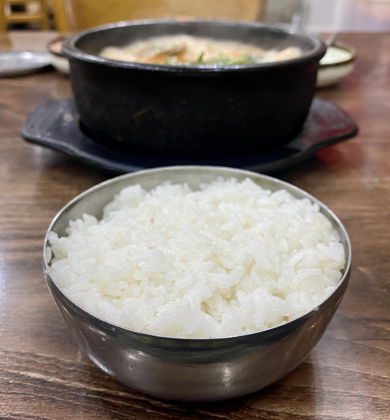 지난해 국민 1인당 쌀 소비량은 전년보다 3.4% 감소한 53.9㎏로 집계됐다. 사진은 순댓국과 스테인레스 공깃밥. 김홍준 기자