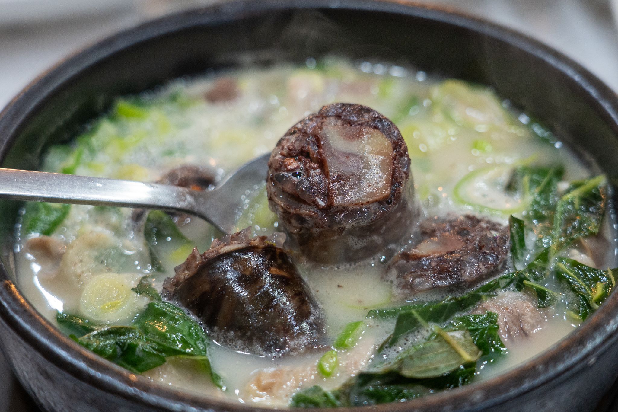 공주산성시장 '광장순대'의 모듬순대국밥. 찹쌀순대 안에 공주산 밤을 넣은 일명 '밤 순대'로 유명한 식당이다. 백종현 기자