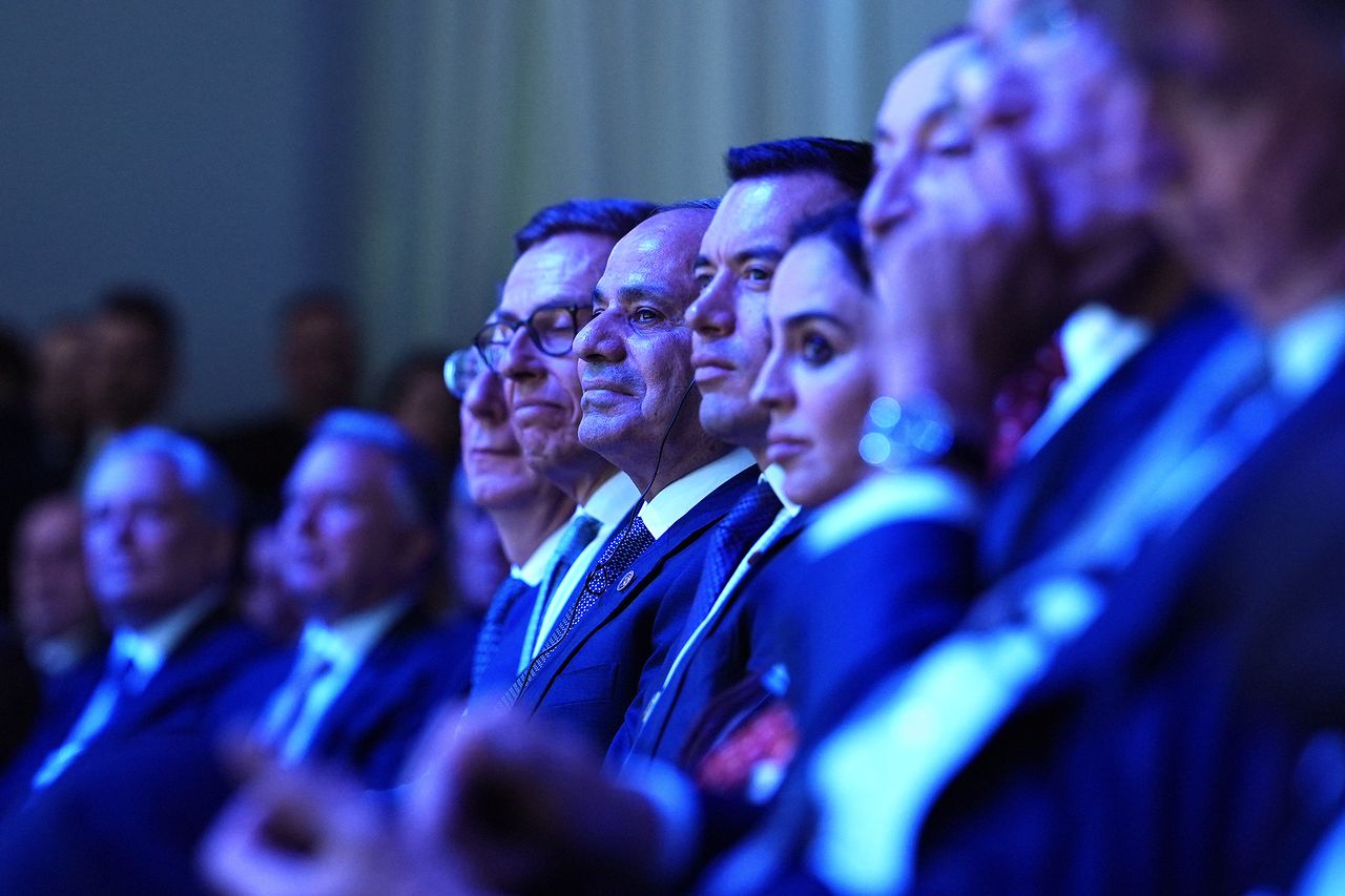 현지시간 21일 스위스 다보스에서 열린 세계경제포럼 연차총회에서 이집트 대통령 압델 파타 엘시시(가운데)와 핀란드 대통령 알렉산더 스투브(왼쪽 가운데)가 도널드 트럼프 대통령의 연설을 듣고 있다. AP=연합뉴스