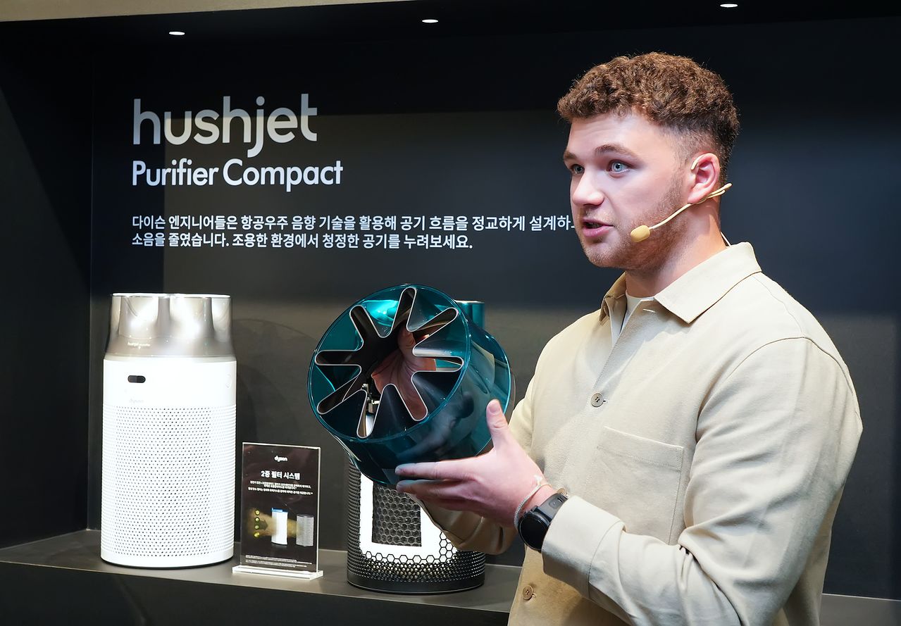 22일 서울 영등포구 더현대 서울에서 열린 다이슨 미디어 행사에서 톰 비숍 홈 디자인 & 개발 엔지니어가 공기청정기 ‘허쉬젯 컴팩트’를 소개하고 있다. 사진 다이슨