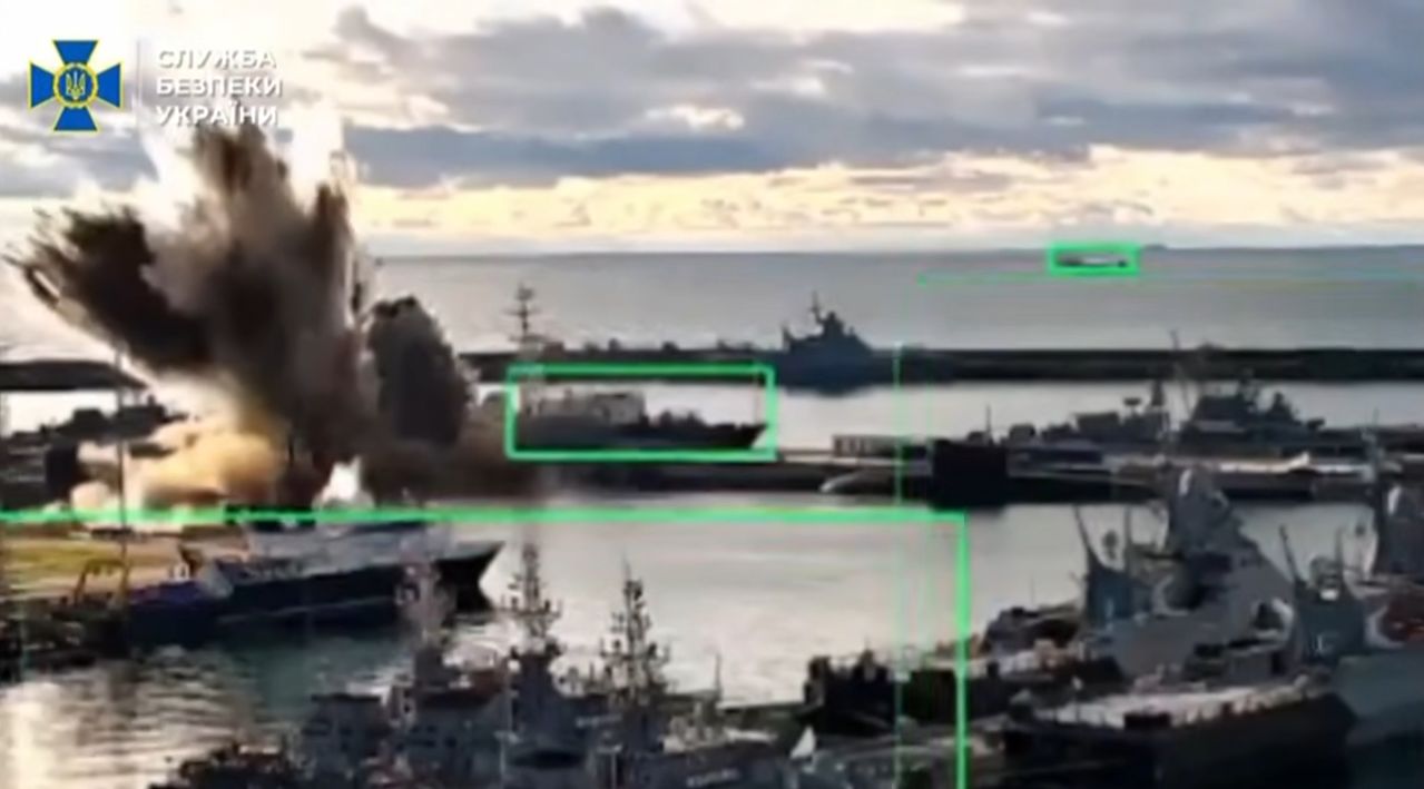 러시아와 전쟁 중인 우크라이나가 지난해 12월 3억원 안팎의 수중 드론으로 6000억원가량의 러시아 잠수함을 공격해 무력화했다고 주장했다. 사진은 우크라이나 수중 드론이 흑해 노보로시크에서 러시아 함정을 공격해 폭발하는 모습. [사진 우크라이나 보안국]