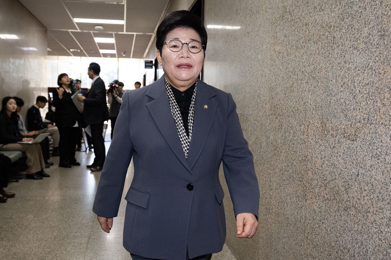 임이자 국회 재정경제기획위원장이 21일 서울 여의도 국회에서 송언석 국민의힘 원내대표와 만난 후 원내수석부대표실로 들어서고 있다. 뉴스1