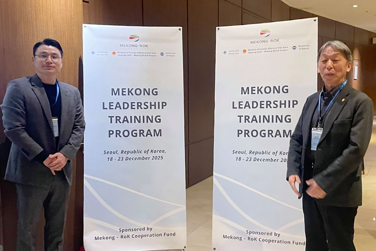 메콩강 국제포럼에 참석한 권기찬 학과장(오른쪽)과 박경찬 교수.