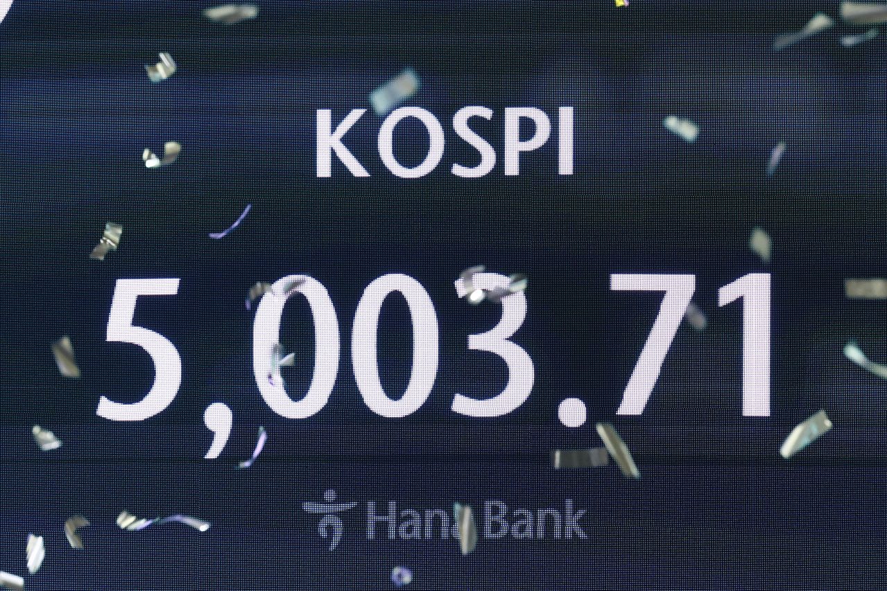 22일 오전 서울 중구 하나은행 본점 딜링룸 현황판에 코스피 지수가 장중 5000p를 넘으며 시작하고 있다. 뉴스1